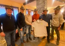 Il sindaco Marco Gallo e l’assessore al Volontariato e Alpino Ezio Donadio ricevono la maglia ufficiale del prossimo raduno a Busca degli Alpini d'Oc